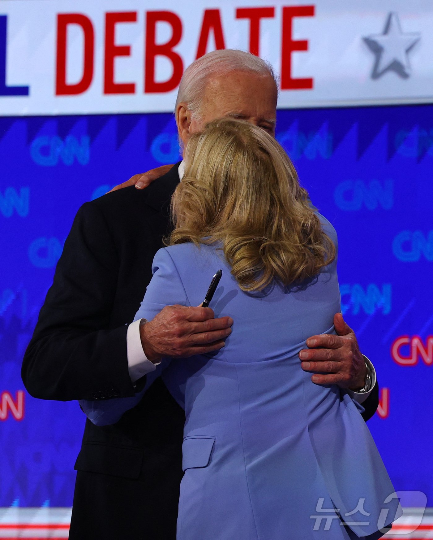 본문 이미지 - 질 바이든 여사가 토론을 마친 바이든 대통령을 포옹하고 있다. 미국 일부 언론은 질 여사가 바이든 대통령을 어린 아이처럼 다룬다고 지적했다. ⓒ 로이터=뉴스1 ⓒ News1 우동명 기자