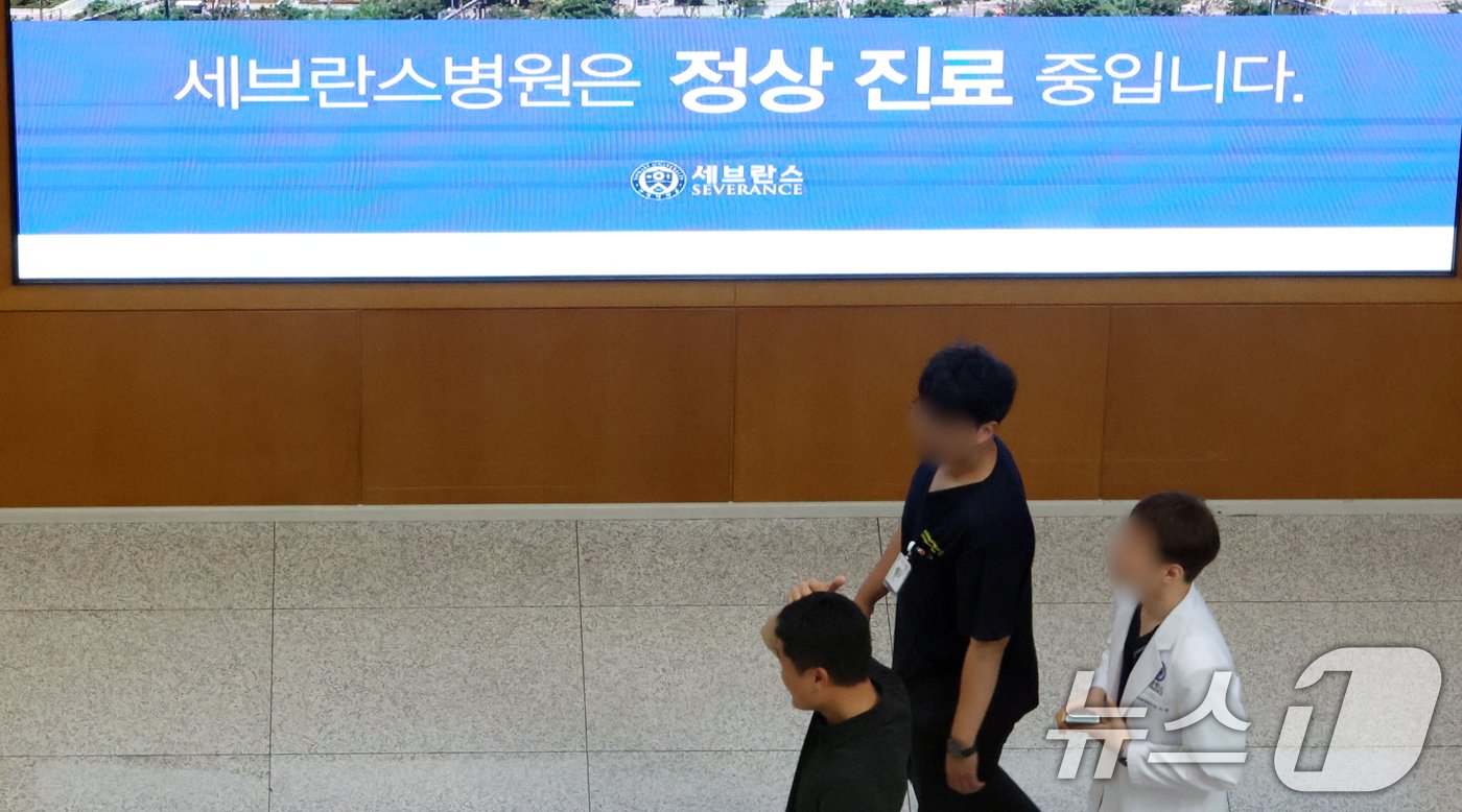 본문 이미지 - 28일 서울 신촌 연세대학교 세브란스 병원에서 의료진이 이동하고 있다.  2024.6.28/뉴스1 ⓒ News1 김명섭 기자