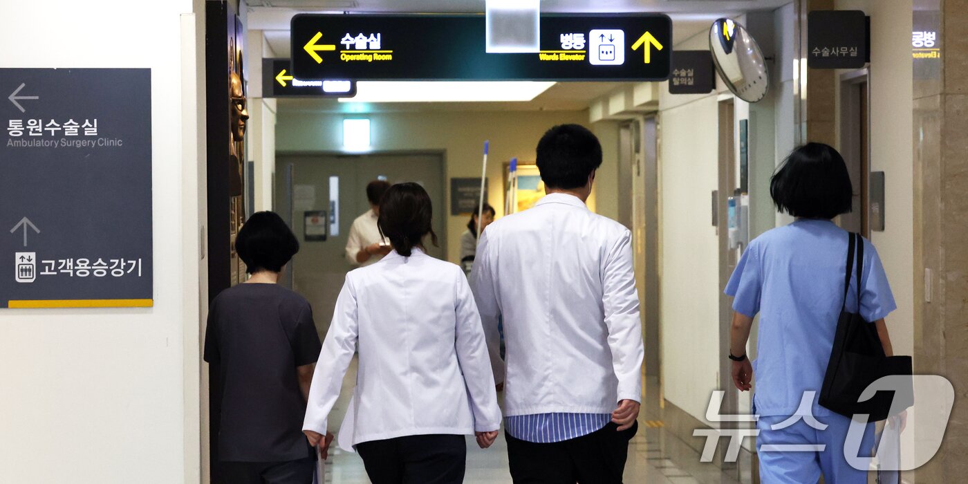 본문 이미지 - 28일 서울의 한 병원에서 의료진이 이동하고 있다. 2024.6.28/뉴스1 ⓒ News1 김명섭 기자