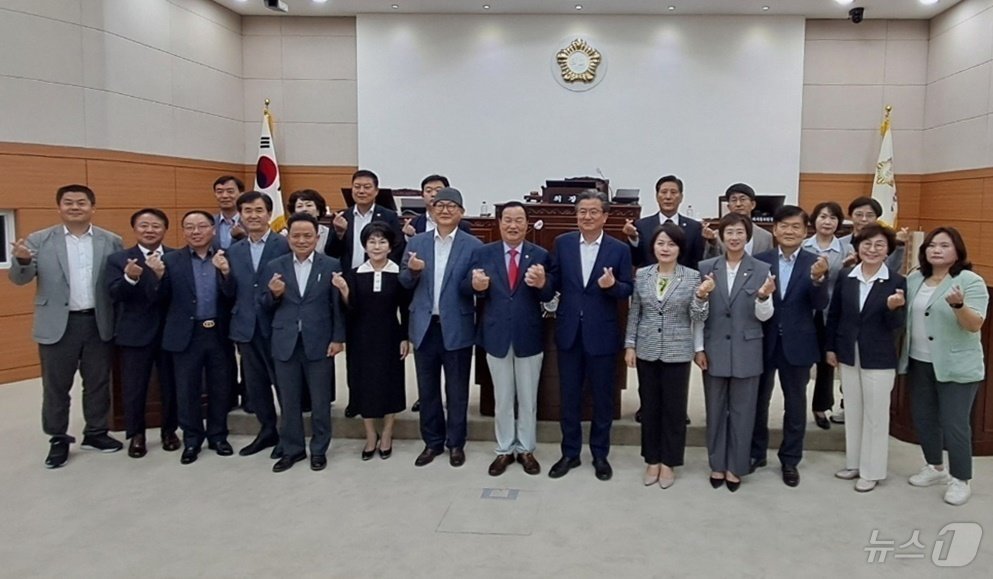 28일 대전 유성구의회 본회의장에서 제9대 전반기 의사일정을 마무리한 구의원들과 구 간부공무원들이 기념촬영을 하고 있다. 2024.6.28 /뉴스1 ⓒ News1 최일 기자