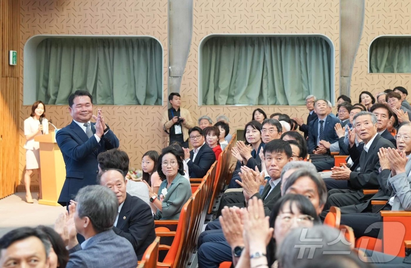 본문 이미지 - 27일 강원도교육청 대강당에서 열린 강원특별자치도교육청 출범 1주년 및 교육감 취임 2주년 기념행사에 참석해 준 내외빈에게 일어서서 인사하는 신경호 교육감.&#40;신경호 교육감 SNS 캡처&#41;