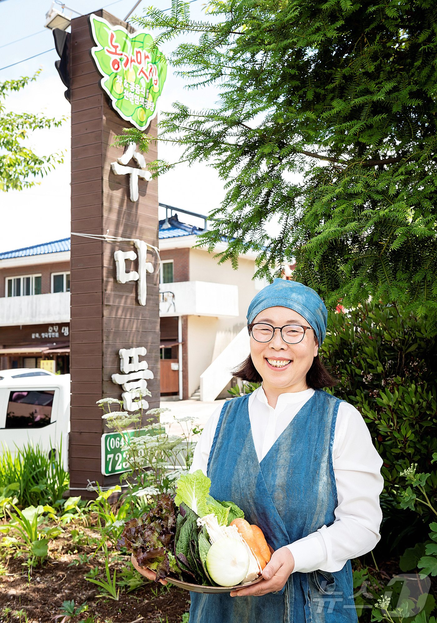 본문 이미지 - 제주특별자치도가 지정한 향토음식점 '수다뜰'의 정문경 대표(64).(수다뜰 제공)