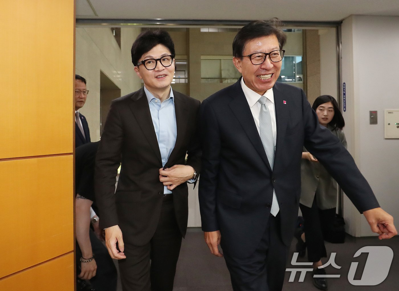 본문 이미지 - 국민의힘 당권주자인 한동훈 전 비상대책위원장이 28일 오후 부산시청을 찾아 박형준 부산시장과 면담하기 위해 의전실로 향하고 있다. 2024.6.28/뉴스1 ⓒ News1 윤일지 기자