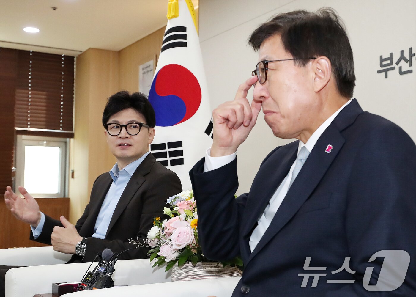 본문 이미지 - 국민의힘 당권주자인 한동훈 전 비상대책위원장이 28일 오후 부산시청 의전실을 찾아 박형준 부산시장과 면담하고 있다. 2024.6.28 ⓒ 뉴스1 윤일지 기자