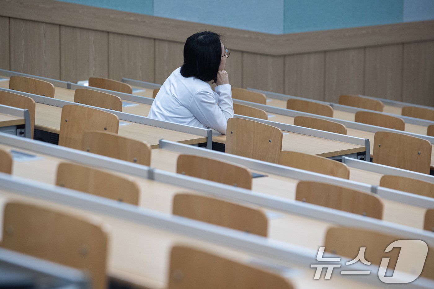 본문 이미지 - 28일 서울 종로구 서울대학교 의과대학 융합관에서 서울의대·서울대병원 교수협의회 비상대책위원회 주최 &#39;의료제도 우리는 어디까지 알고 있는가&#39; 심포지엄이 열리고 있다. 2024.6.28/뉴스1 ⓒ News1 유승관 기자