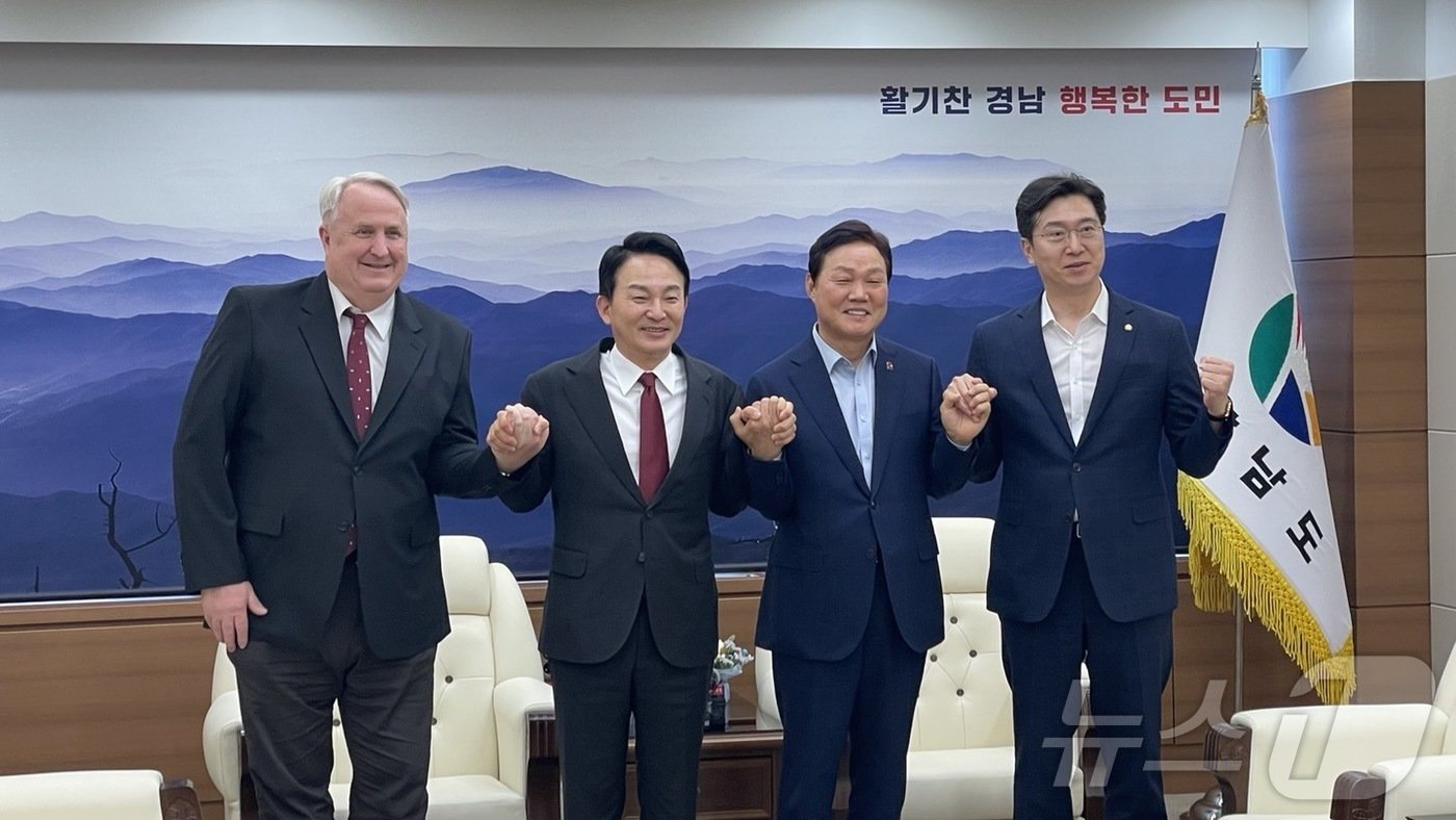 본문 이미지 - 국민의힘 당권주자인 원희룡 전 국토교통부 장관(왼쪽 두번째)이 28일 오후 경남도청 접견실에서 기념촬영을 하고 있다. 왼쪽부터 인요한 의원, 원 전 장관, 박완수 경남지사, 강민국 의원. 2024.6.28/뉴스1 ⓒ News1 강정태 기자