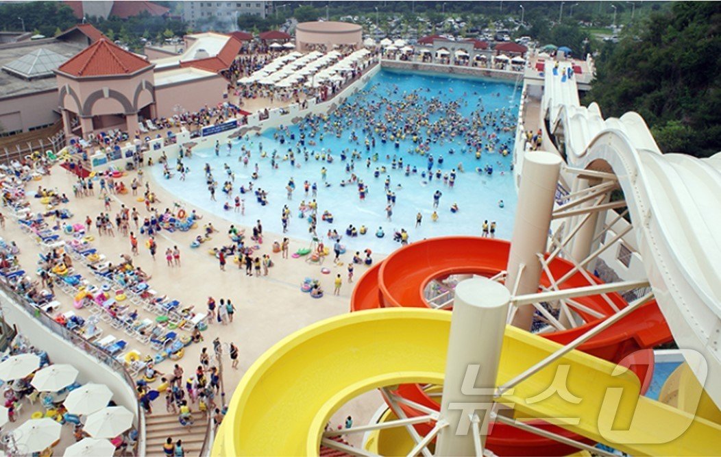 본문 이미지 - 아산스파비스 파도풀 및 슬라이드 전경(금호리조트 제공)