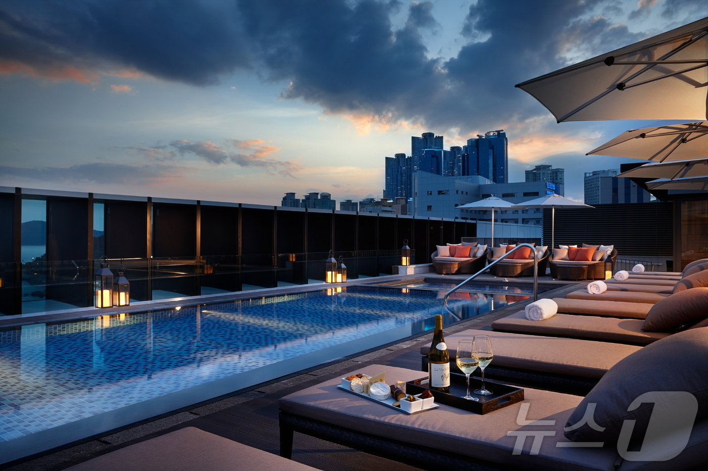 본문 이미지 - 루프탑 야외 수영장(신라스테이 해운대 제공)