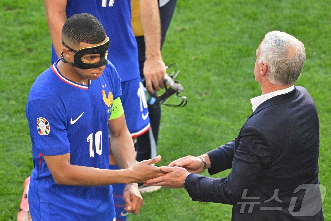 본문 이미지 - 프랑스 대표팀의 킬리안 음바페와 디디에 데샹 감독. ⓒ AFP=뉴스1