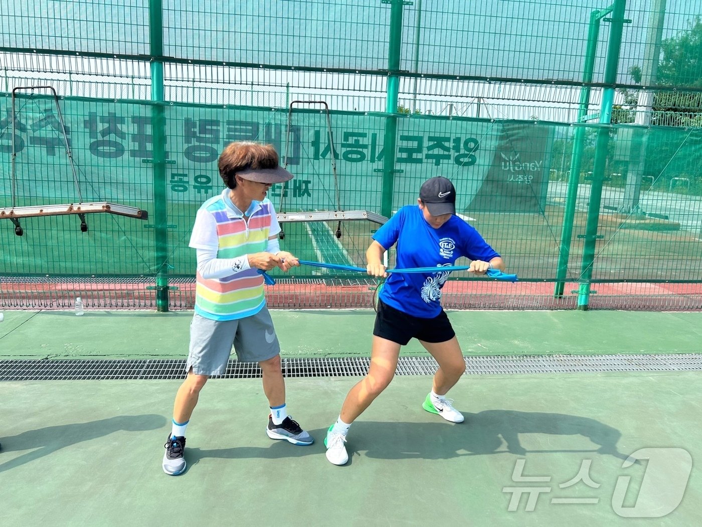 본문 이미지 - 6월12일 경기 양주 옥정배수지 체육공원에서 테니스 주니어 선수가 훈련 도중 튜빙 훈련으로 근력을 끌어올리는 모습. ⓒ News1 문대현 기자 