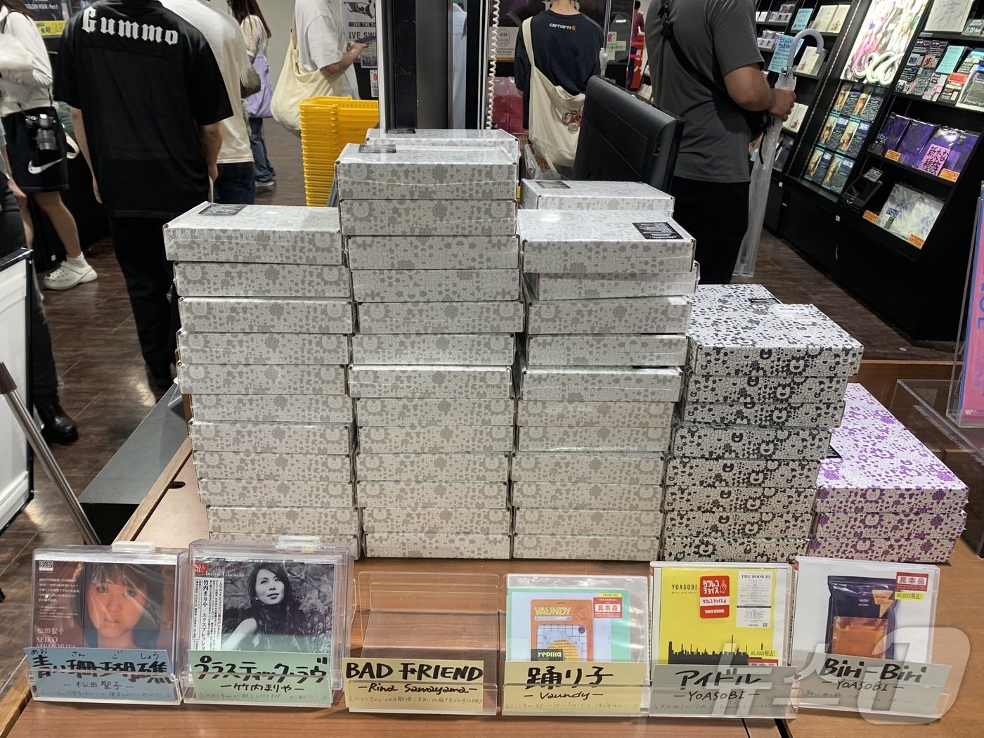 본문 이미지 - 일본 도쿄 시부야에 위치한 타워레코드. 5층 K팝 매장에 뉴진스의 도쿄돔 팬미팅과 관련한 특별 매대가 마련됐다./ 김민지 기자