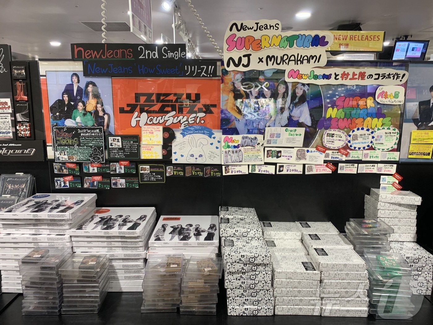 본문 이미지 - 일본 도쿄 시부야에 위치한 타워레코드에서 뉴진스의 음반을 만나볼 수 있다./김민지 기자