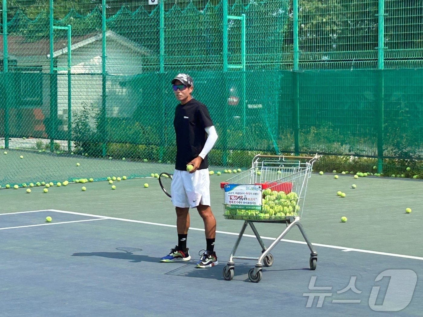 본문 이미지 -  6월12일 경기 양주 옥정배수지 체육공원에서 나정웅 감독이 테니스 주니어 선수들을 훈련시키는 모습. ⓒ News1 문대현 기자 