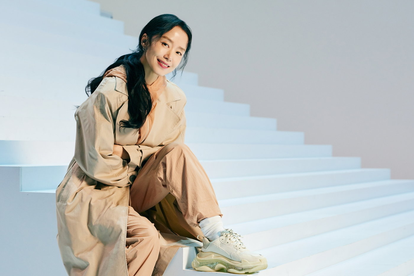 본문 이미지 - 연극 '벚꽃동산'에서 '재벌 3세' 송도영 역을 맡아 열연하는 배우 전도연.(Studio AL, LG아트센터)