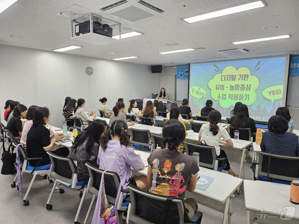 본문 이미지 - <strong>순천교육지원청</strong>(교육장 허동균)- 지난 25일부터 7월 4일까지 신대도서관 강의실에서 공·사립유치원 교사 100명이 참여한 가운데 '글로컬 유치원 미래교실, 실제 수업현장으로 실천' 이라는 주제로 연수를 진행하고 있다.(전남교육청 제공)/뉴스1 
