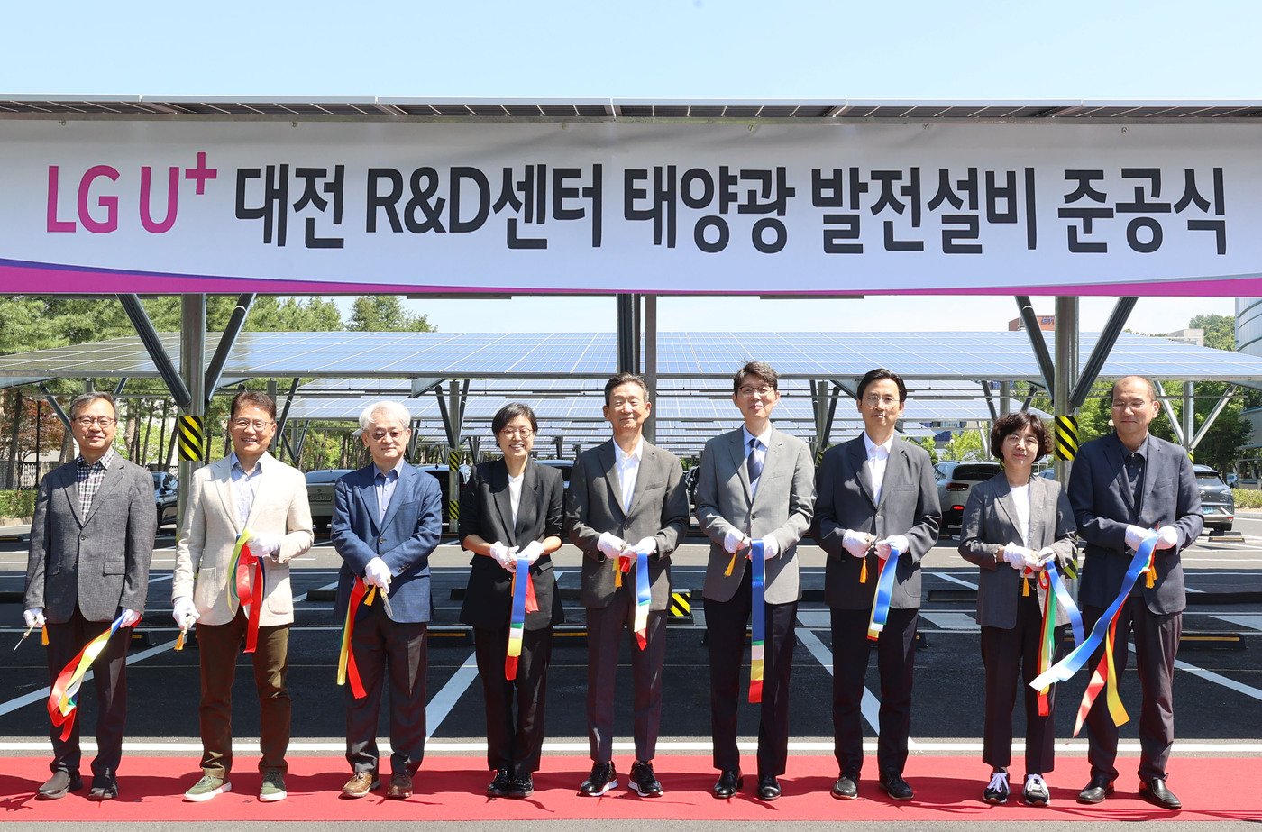 본문 이미지 - 28일 오전 열린 준공식에 참석한 황현식 LG유플러스 대표&#40;왼쪽 다섯번째&#41;와 이사진 및 주요 경영진들이 기념촬영을 하고 있는 모습. &#40;LG유플러스 제공&#41;