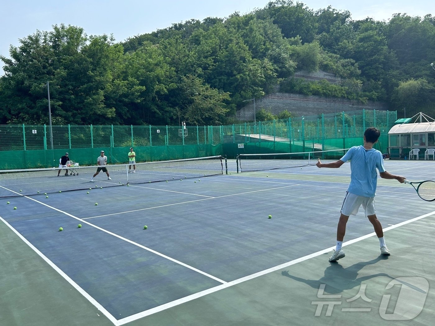 본문 이미지 -  6월12일 경기 양주 옥정배수지 체육공원에서 테니스 강습이 진행 중이다. ⓒ News1 문대현 기자