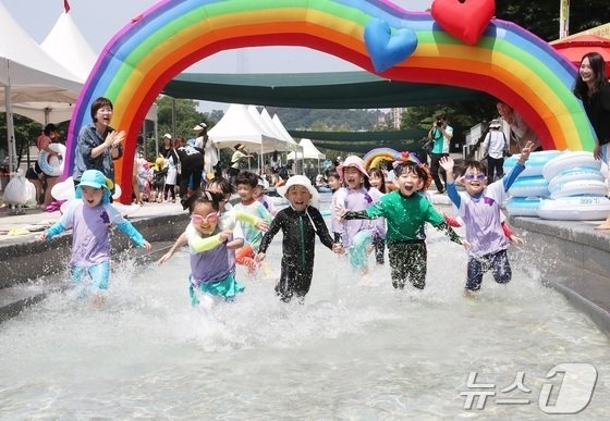 본문 이미지 -  송파구 '성내천 물놀이장' 운영 시작 (송파구 제공)