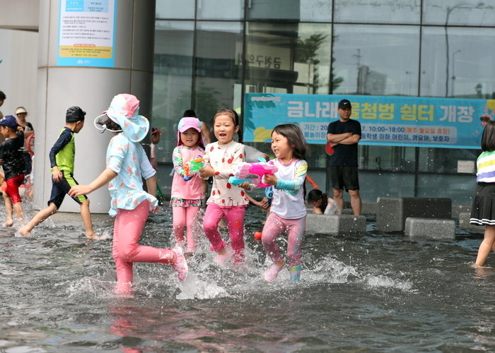 본문 이미지 -  금천구 '금나래 물첨벙 쉼터' 개방 (금천구 제공)