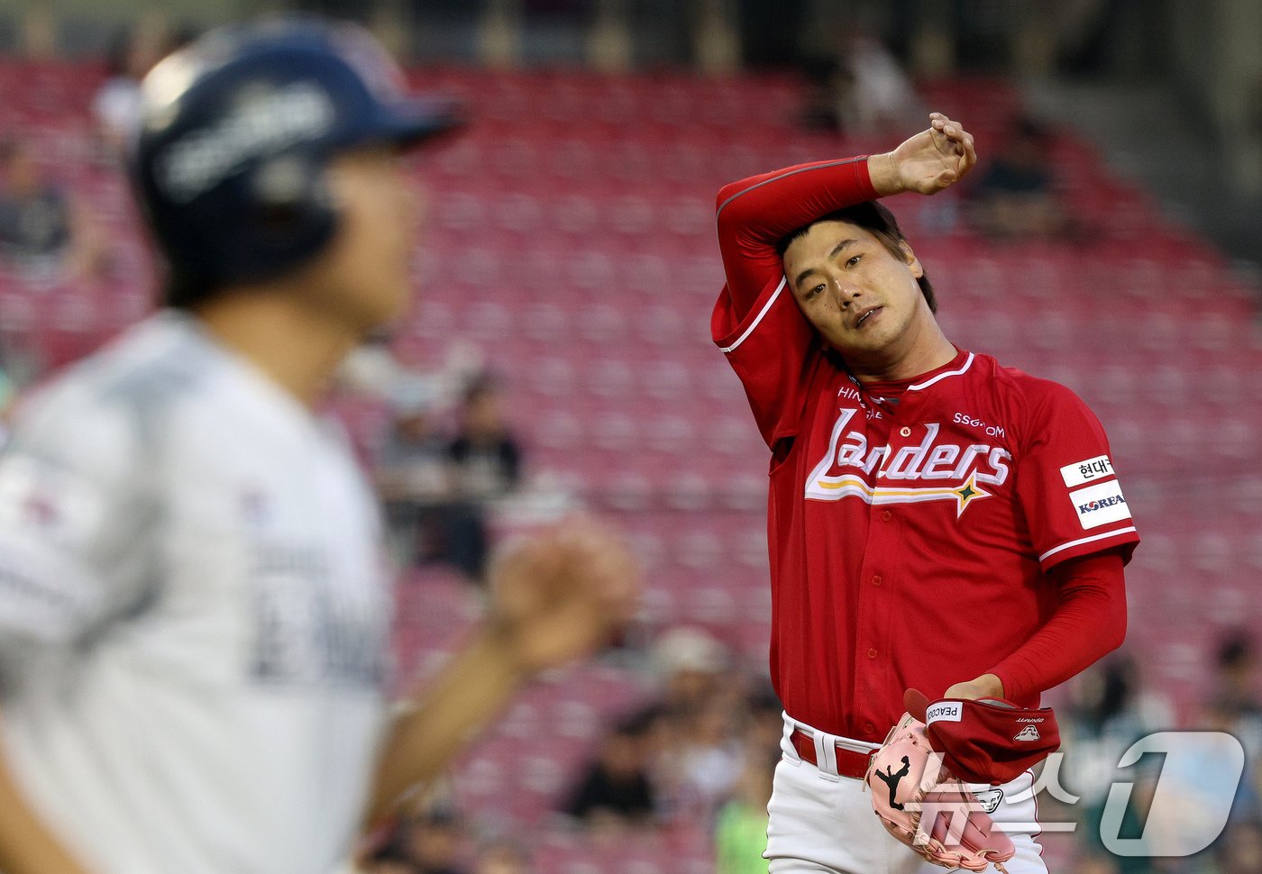 본문 이미지 - 28일 오후 서울 송파구 잠실야구장에서 열린 프로야구 ' 2024 신한은행 SOL뱅크 KBO리그' SSG 랜더스와 두산 베어스의 경기, 5회말 두산 공격 무사 1루 상황에서 SSG 김광현이 연속 볼넷을 허용한 뒤 아쉬워하고 있다. 2024.6.28/뉴스1 ⓒ News1 장수영 기자