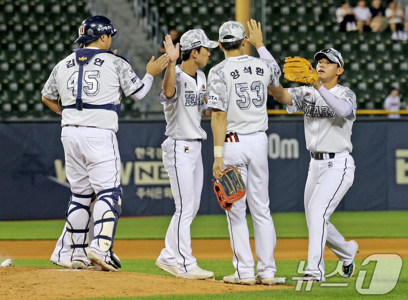 28일 오후 서울 송파구 잠실야구장에서 열린 프로야구 &#39; 2024 신한은행 SOL뱅크 KBO리그&#39; SSG 랜더스와 두산 베어스의 경기에서 10대 0으로 승리한 두산 선수들이 승리를 자축하고 있다. 2024.6.28/뉴스1 ⓒ News1 장수영 기자