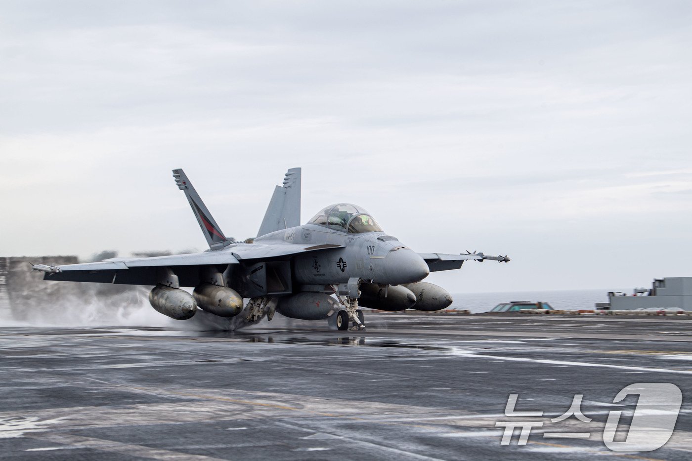본문 이미지 - 미 F/A-18 호넷. (미 해군 시어도어 루스벨트함 제공) 2024.6.28/뉴스1