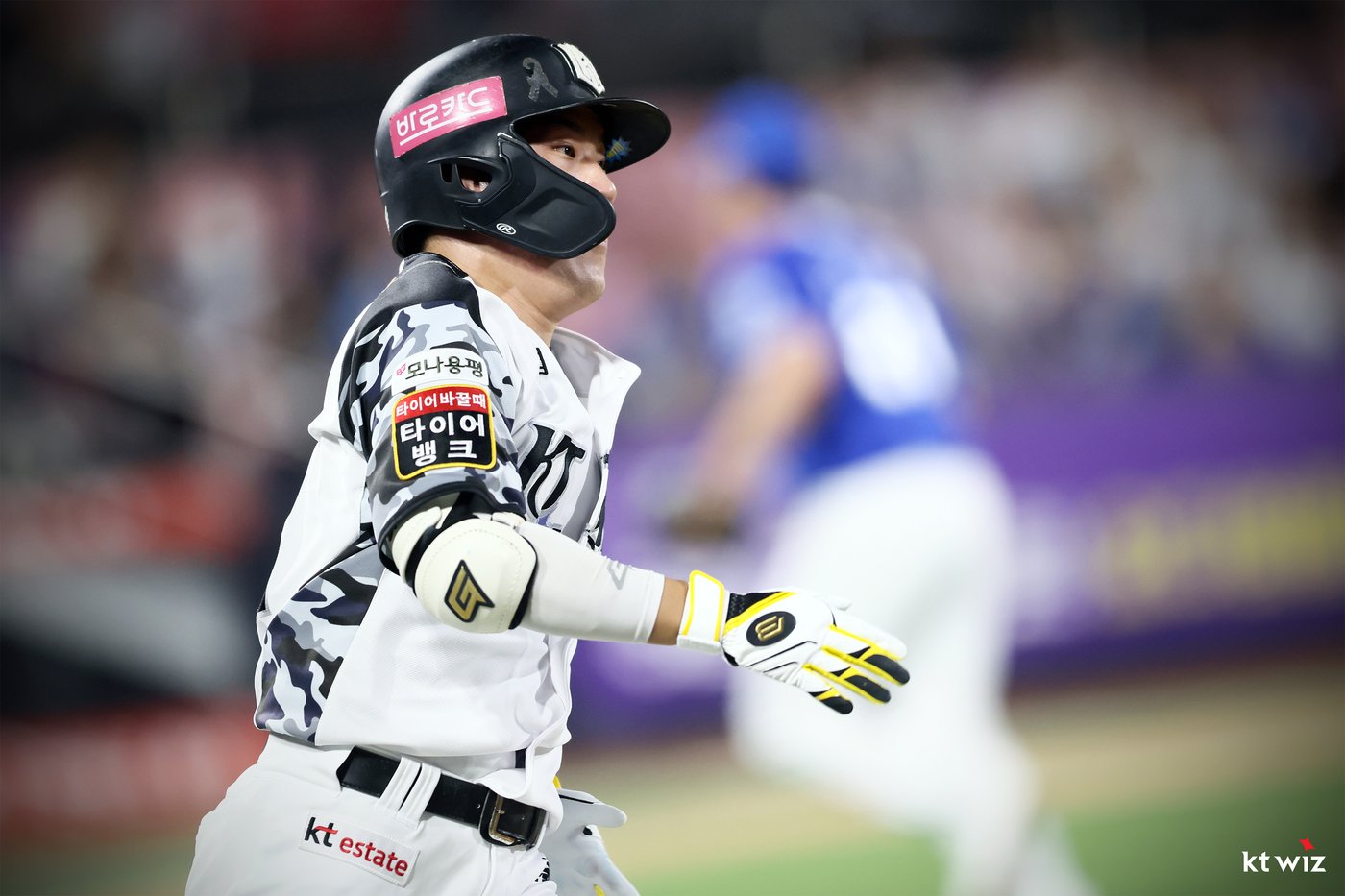 본문 이미지 - KT 위즈 홍현빈이 28일 삼성 라이온즈전에서 9회말 끝내기 3루타를 친 뒤 전력질주하고 있다. (KT 제공)