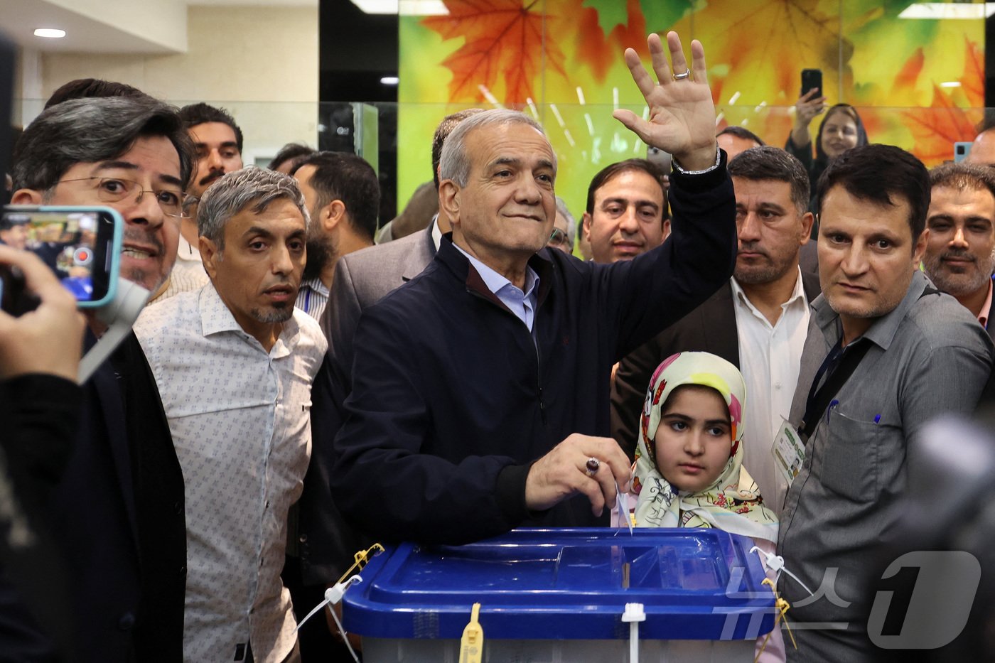 본문 이미지 - 이란 대선에 출마한 마수드 페제시키안 국회의원이 28일(현지시간) 수도 테헤란의 대선 투표소에서 투표하고 있다. 그는 마지막까지 남은 4명의 대선 후보 중 유일하게 개혁파로 분류된다. 2024.06.28. ⓒ 로이터=뉴스1 ⓒ News1 김성식 기자