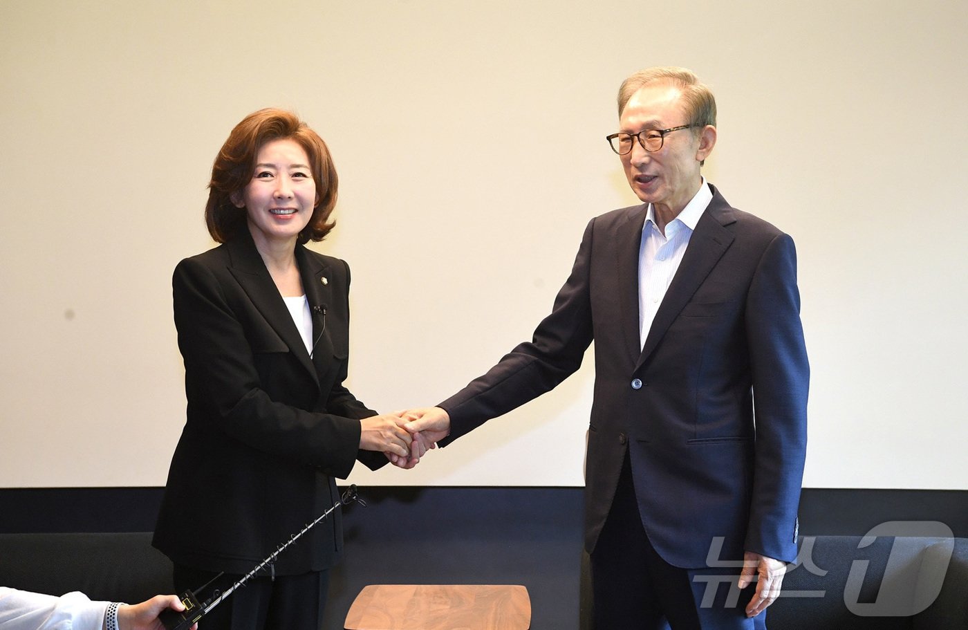 나경원 국민의힘 당 대표 후보가 29일 오전 서울 강남구 이명박 전 대통령 사저를 방문해 이 전 대통령과 인사하고 있다. &#40;나경원 후보 캠프 제공&#41; 2024.6.29/뉴스1