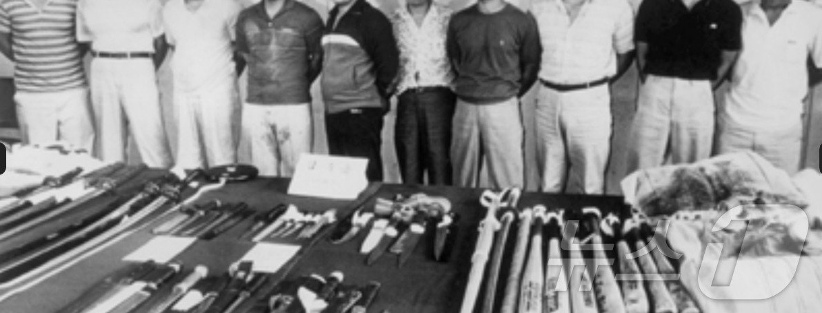 본문 이미지 -  경찰에 붙잡힌 서진 룸살롱 사건을 일으킨 목포파와 그들이 사용했던 범행 도구. (SBS 갈무리) ⓒ 뉴스1