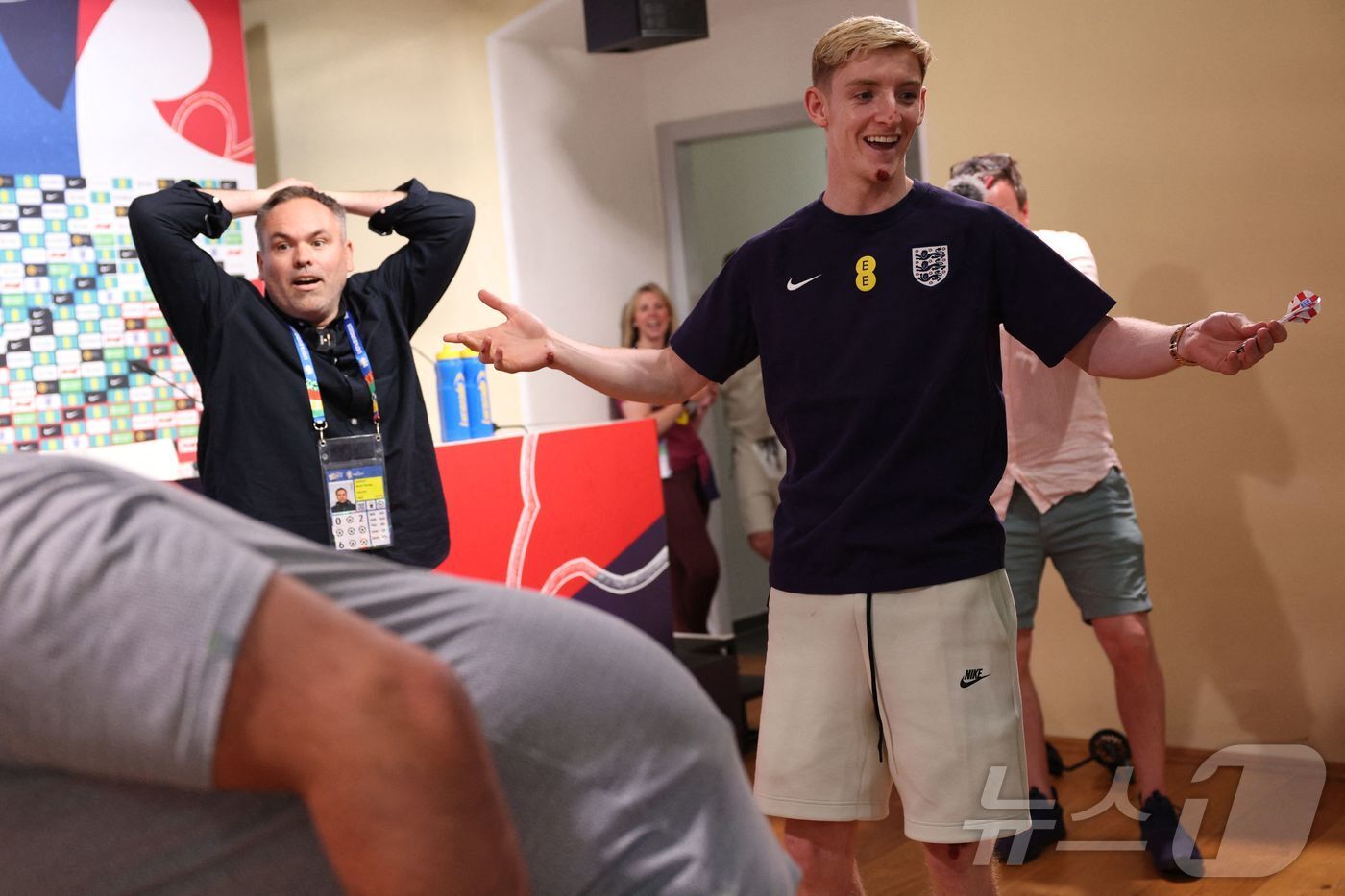 본문 이미지 - 기자회견에 참석한 앤서니 고든 ⓒ AFP=뉴스1