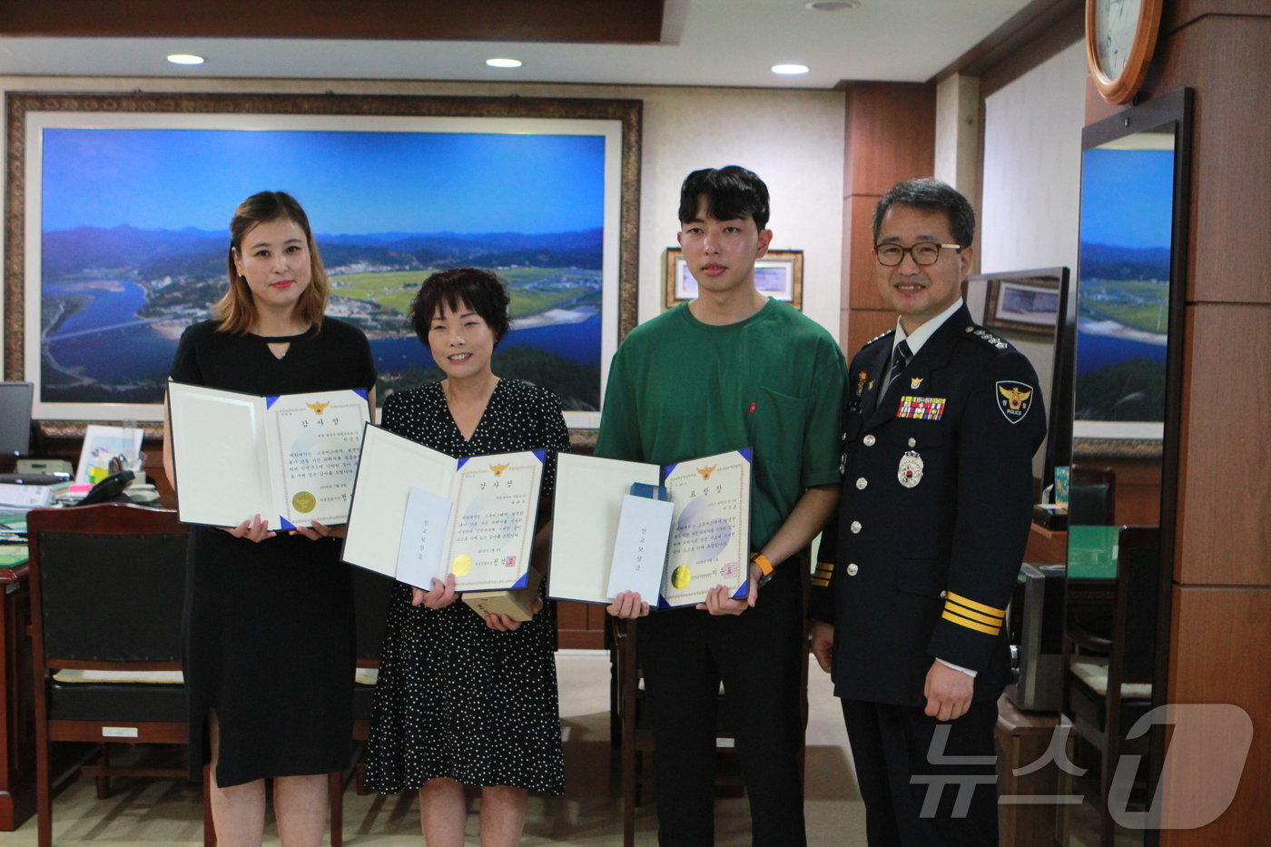 본문 이미지 - 고속버스 안에서 흉기를 휘두르던 20대 여성을 제압하고 피해자 구조에 일조한 시민들이 경남 하동경찰서에서 표창과 보상금을 받고 기념촬영을 하고 있다.(경남경찰청 제공)2018.7.6/뉴스1ⓒ News1
