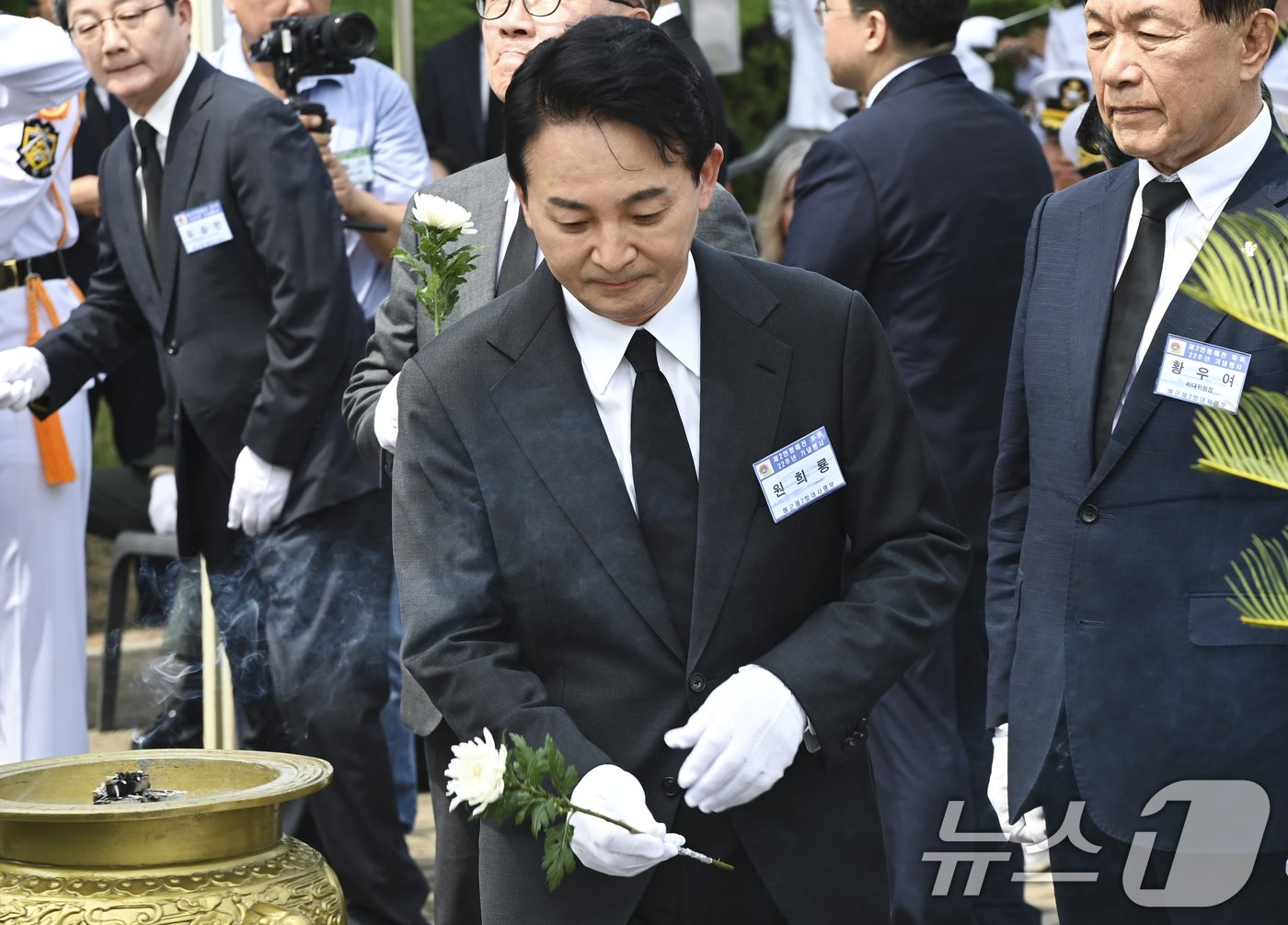 본문 이미지 - 국민의힘 당권주자인 원희룡 전 국토교통부 장관이 29일 경기 평택시 해군 제2함대사령부에서 열린 &#39;제2연평해전 승전 22주년 기념식&#39;에서 헌화를 하고 있다. &#40;공동취재&#41; 2024.6.29/뉴스1 ⓒ News1 김영운 기자