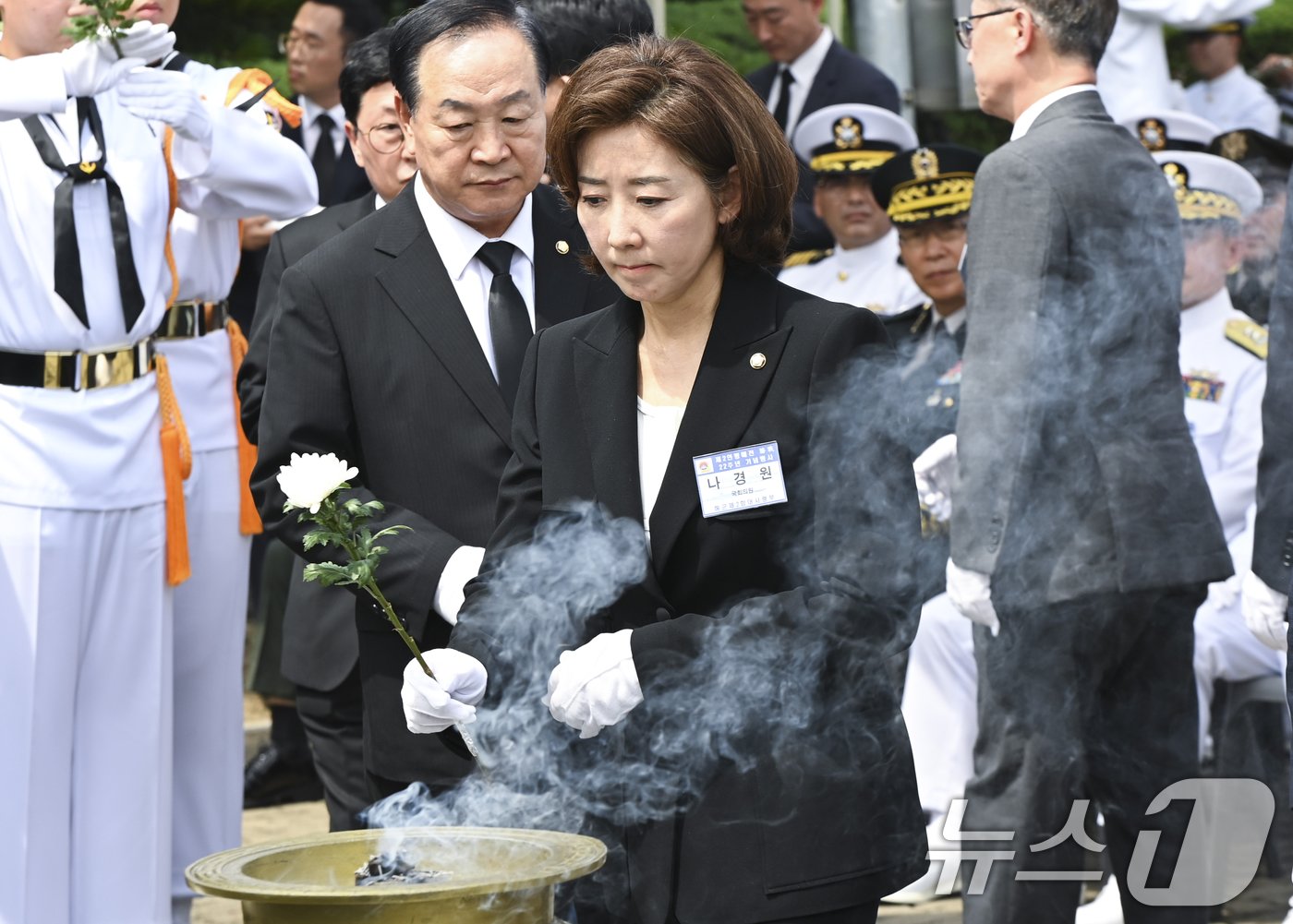 나경원 국민의힘 당 대표 후보가 29일 경기 평택시 해군 제2함대사령부에서 열린 &#39;제2연평해전 승전 22주년 기념식&#39;에서 헌화를 하고 있다. &#40;공동취재&#41; 2024.6.29/뉴스1 ⓒ News1 김영운 기자