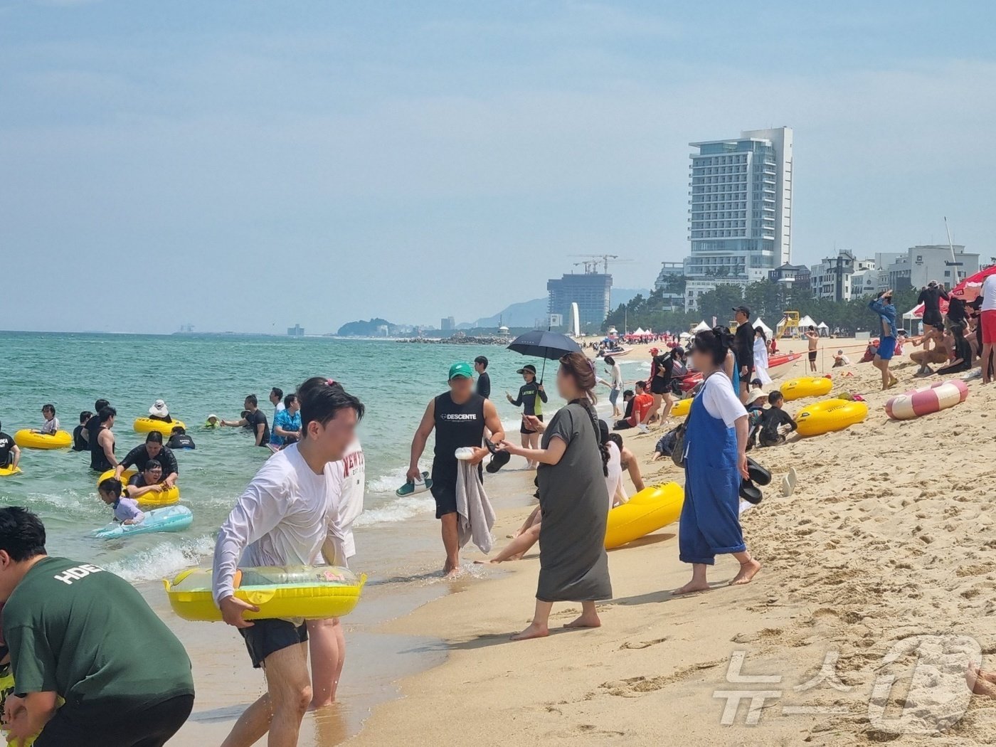 29일 개장한 강원 강릉 경포해수욕장을 방문한 피서객들이 물놀이를 즐기고 있다. 이날 개장한 경포해수욕장은 8월 25일까지 운영된다. 2024.6.29/뉴스1 ⓒ News1 윤왕근 기자