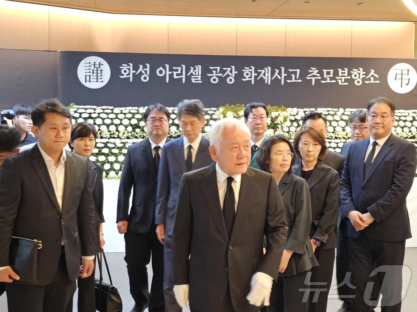 본문 이미지 - 29일 오후 3시 50분쯤 김한길 국민통합위원장이 경기 화성시청 본관 1층에 마련된 추모분향소를 찾았다. 2024.6.29/뉴스1 ⓒ News1 김기현 기자 