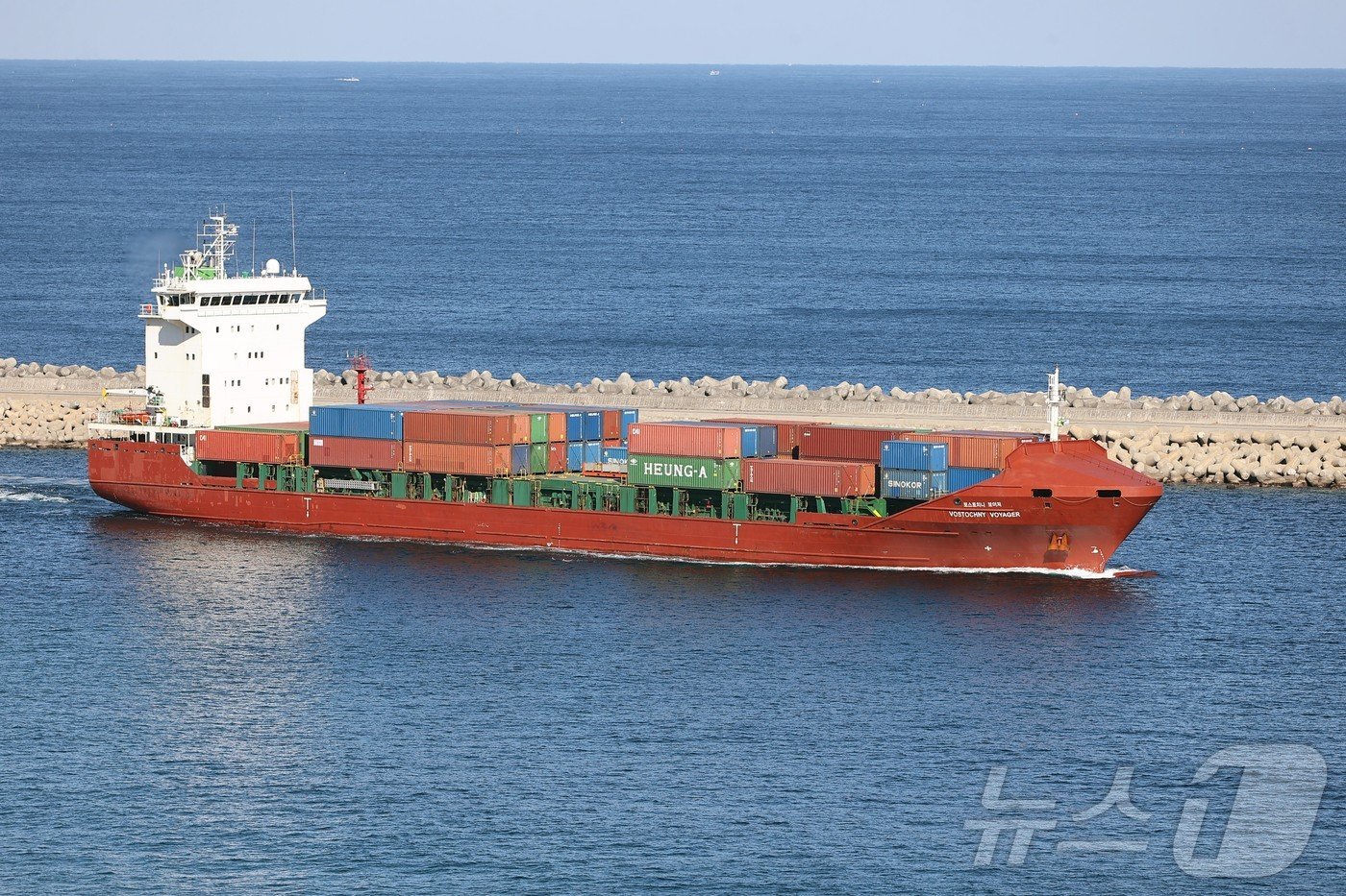 본문 이미지 - 강원 강릉시 수출기업 옥계항만 러시아 수출 첫 선적.(강릉시 제공)