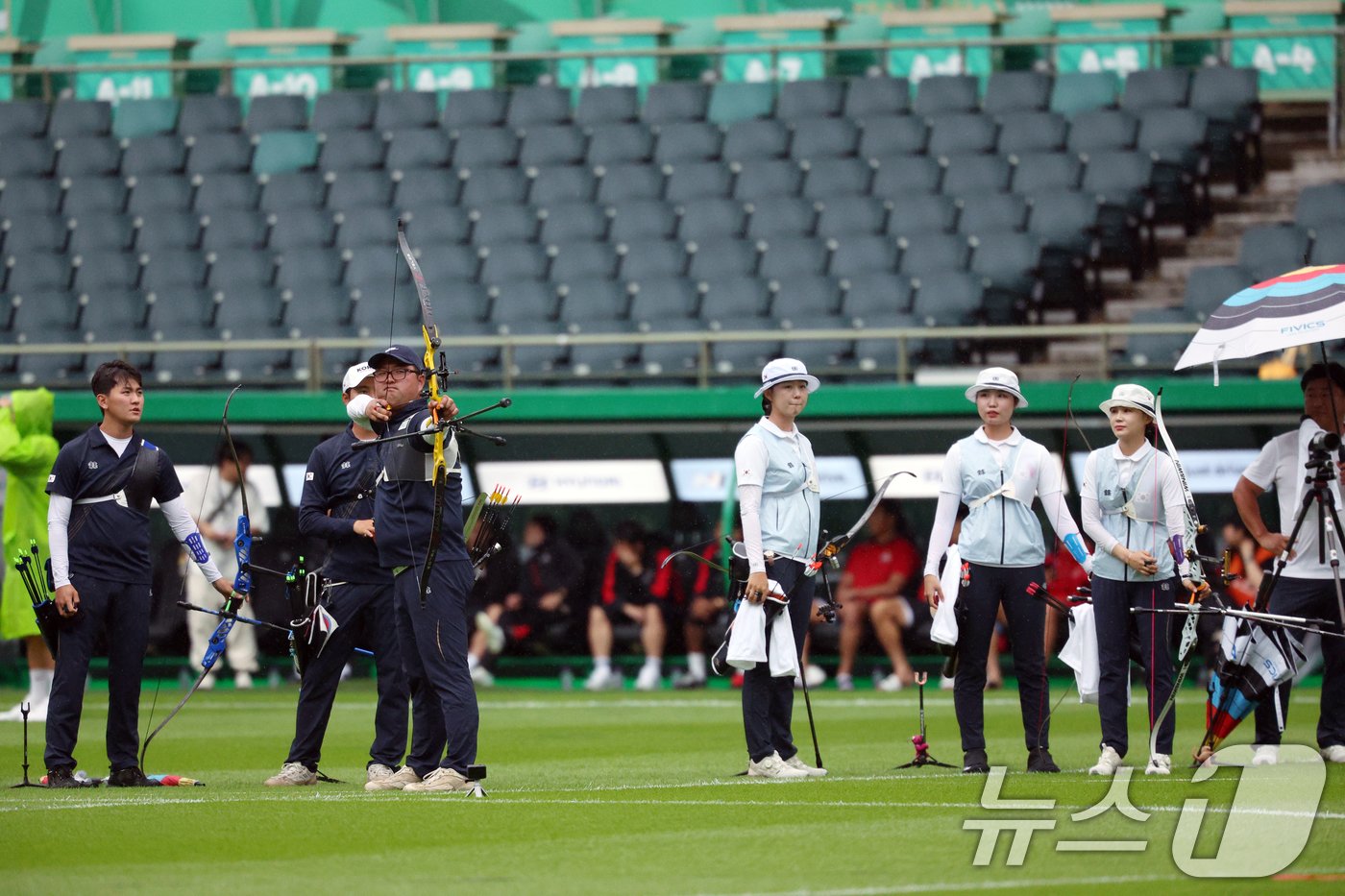 본문 이미지 - 2024 파리 올림픽을 앞두고 전주월드컵경기장에서 훈련하는 양궁 대표팀. /뉴스1 ⓒ News1 박정호 기자