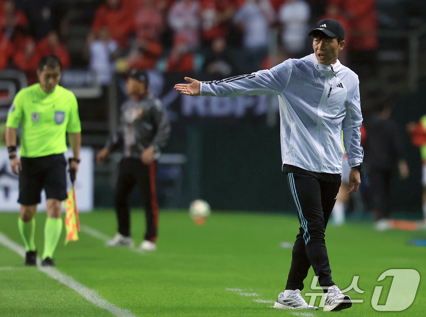 본문 이미지 - 29일 오후 전북 전주시 덕진구 전주월드컵경기장에서 열린 하나은행 K리그1 2024 20라운드 전북현대와 FC서울의 경기에서 김두현 전북 감독이 작전 지시를 하고 있다. 2024.6.29/뉴스1 ⓒ News1 박정호 기자