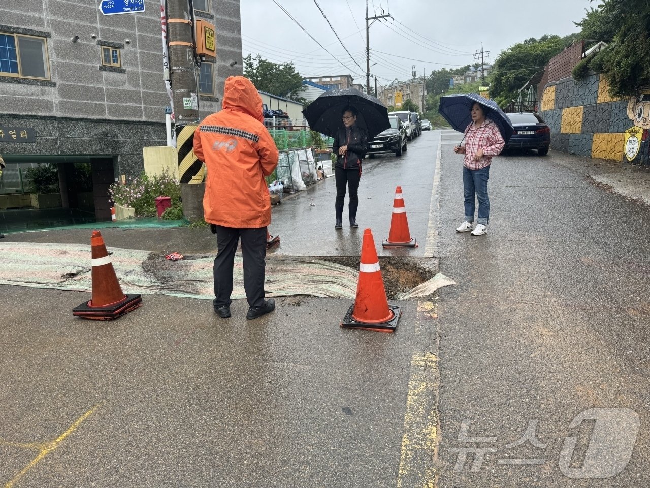 본문 이미지 - 29일 오후 2시36분쯤 전남 여수시 미평동에서 장마로 인해 도로가 무너져 소방당국이 복구 작업을 하고 있다.&#40;전남 여수소방 제공&#41;2024.6.29/뉴스1