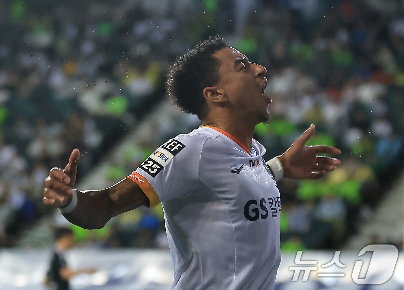 본문 이미지 - 29일 오후 전북 전주시 덕진구 전주월드컵경기장에서 열린 하나은행 K리그1 2024 20라운드 전북현대와 FC서울의 경기에서 후반 서울 이승모가 팀 세 번째 골을 터트리자 린가드가 서포터즈들의 환호를 이끌어 내고 있다. 2024.6.29/뉴스1 ⓒ News1 박정호 기자