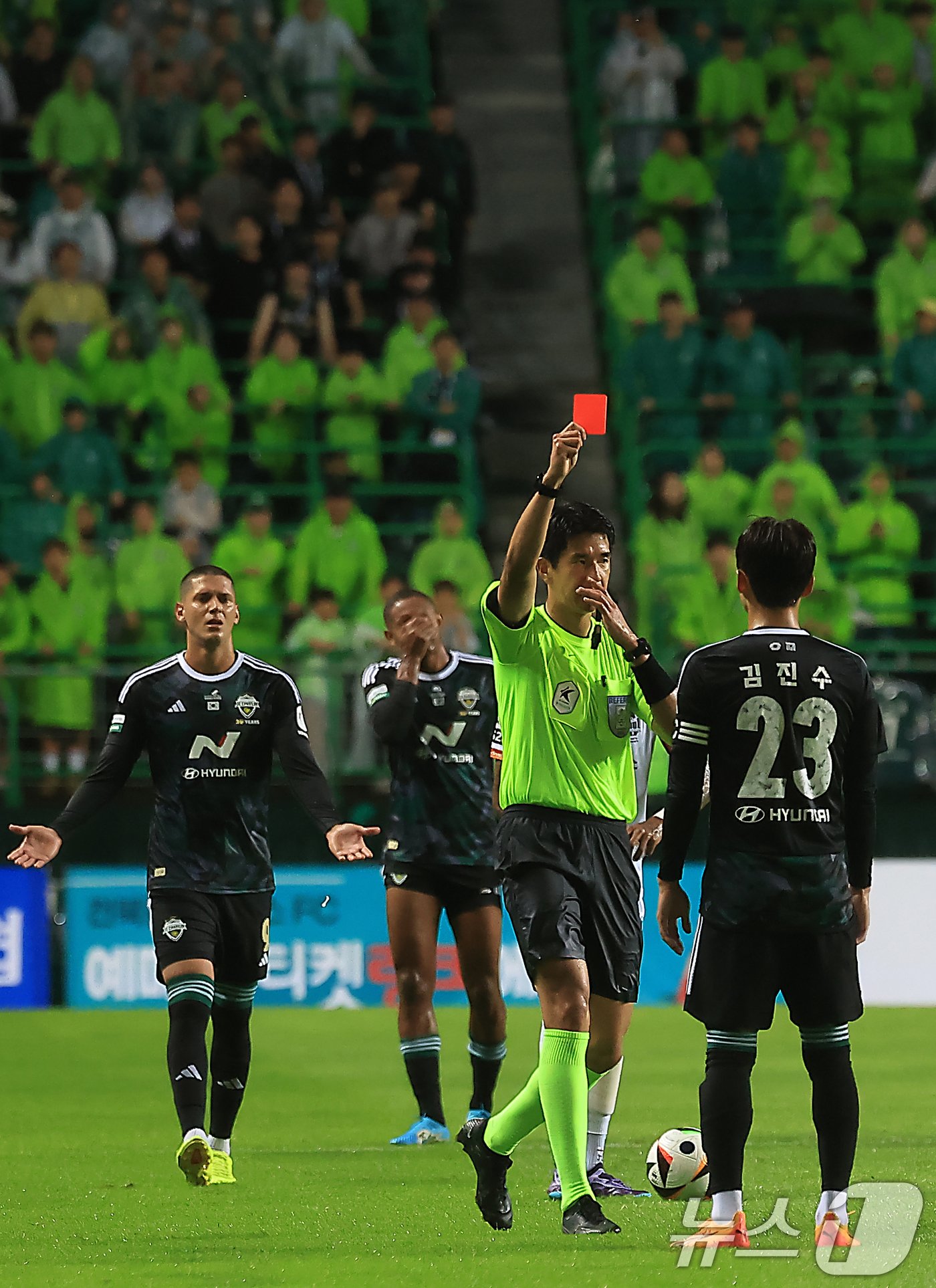 본문 이미지 - 29일 오후 전북 전주시 덕진구 전주월드컵경기장에서 열린 하나은행 K리그1 2024 20라운드 전북현대와 FC서울의 경기에서 후반 전북 김진수가 최준과의 볼경합 과정에서 범한 파울로 퇴장 당하고 있다. 2024.6.29/뉴스1 ⓒ News1 박정호 기자