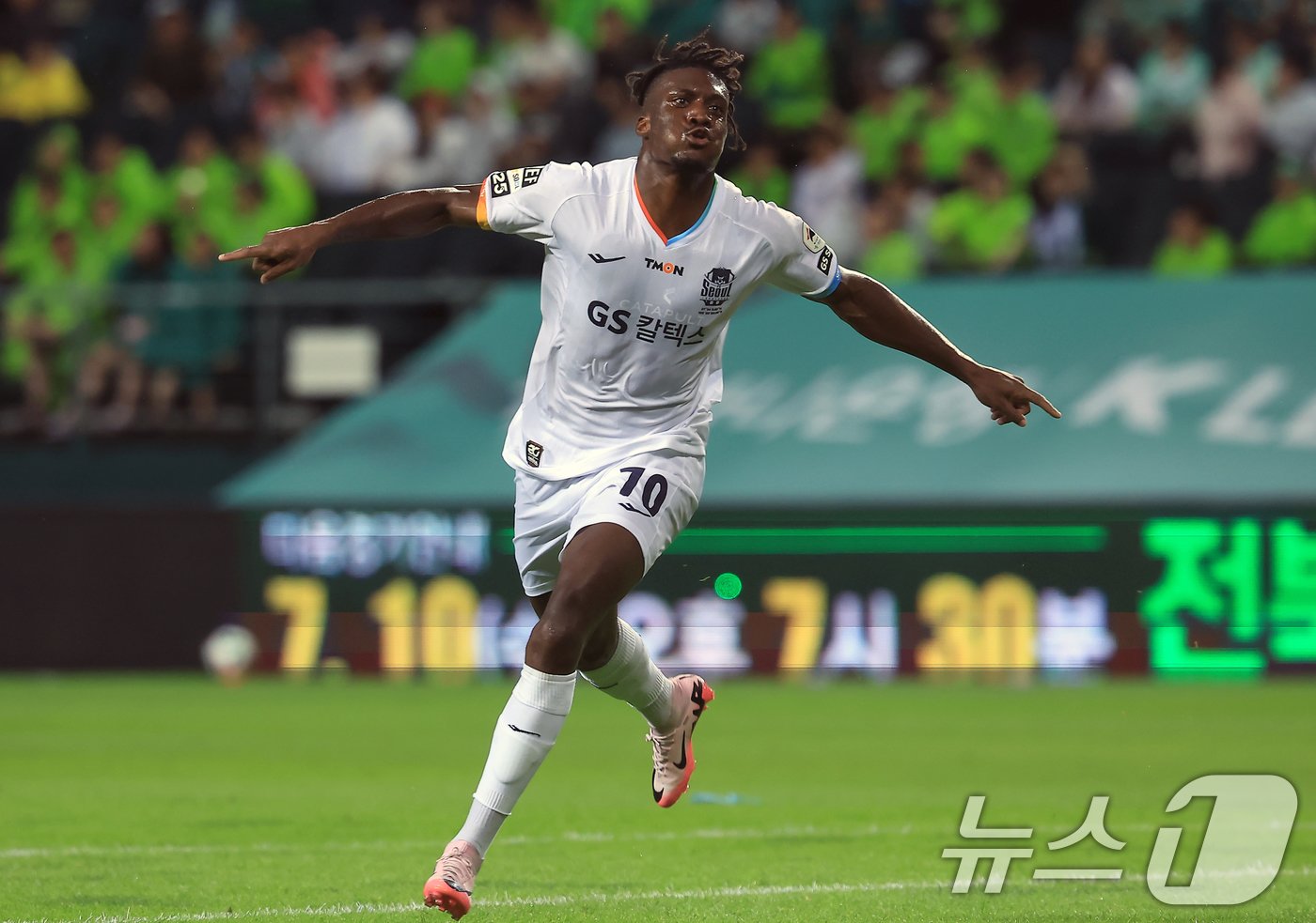 본문 이미지 - 29일 오후 전북 전주시 덕진구 전주월드컵경기장에서 열린 하나은행 K리그1 2024 20라운드 전북현대와 FC서울의 경기에서 후반 서울 호날두가 팀 다섯 번째 골을 터트린 뒤 기뻐하고 있다. 2024.6.29/뉴스1 ⓒ News1 박정호 기자