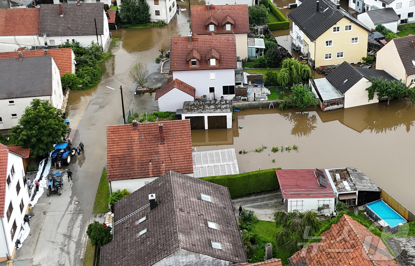 (잉골슈타트 로이터=뉴스1) 강민경 기자 = 독일 남부 바이에른주의 잉골슈타트의 한 주택가가 2일(현지시간) 폭우로 인해 물에 잠겨 있다. 2024.6.2ⓒ 로이터=뉴스1