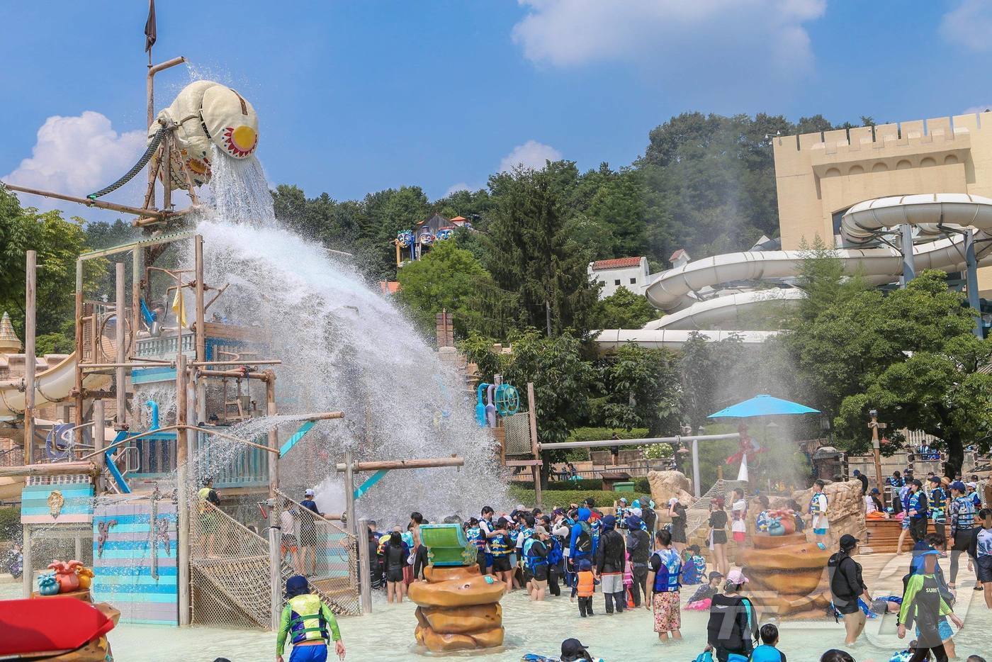 본문 이미지 - 삼성물산 리조트부문 에버랜드의 워터파크 캐리비안 베이가 3일 야외 물놀이 시즌 개막을 알렸다. 사진은 캐리비안 내 어드벤처풀. (삼성물산 제공) 2024.6.3/뉴스1