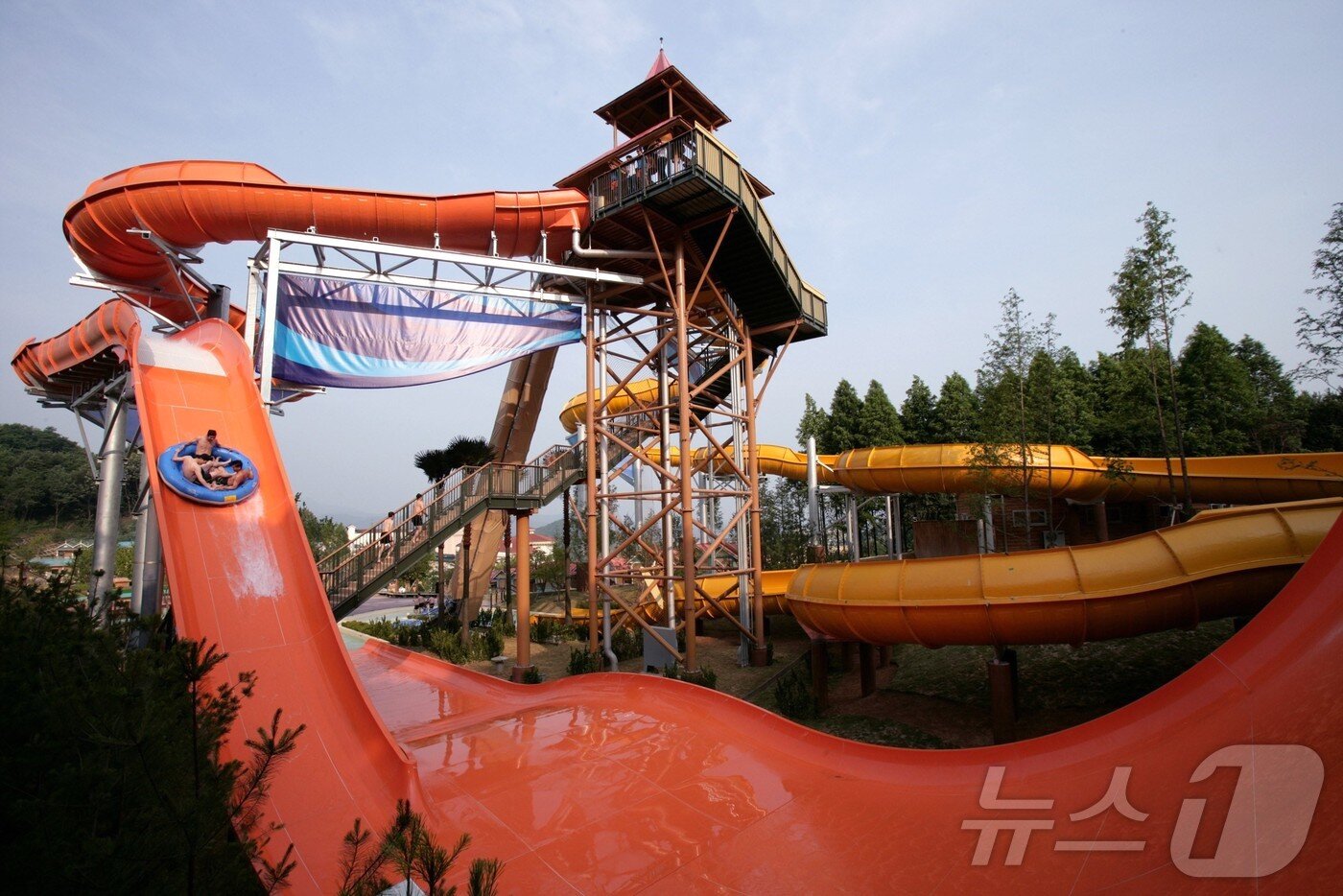 본문 이미지 - 19m 높이에서 급강하하는 타워부메랑고(캐리비안 베이 제공)