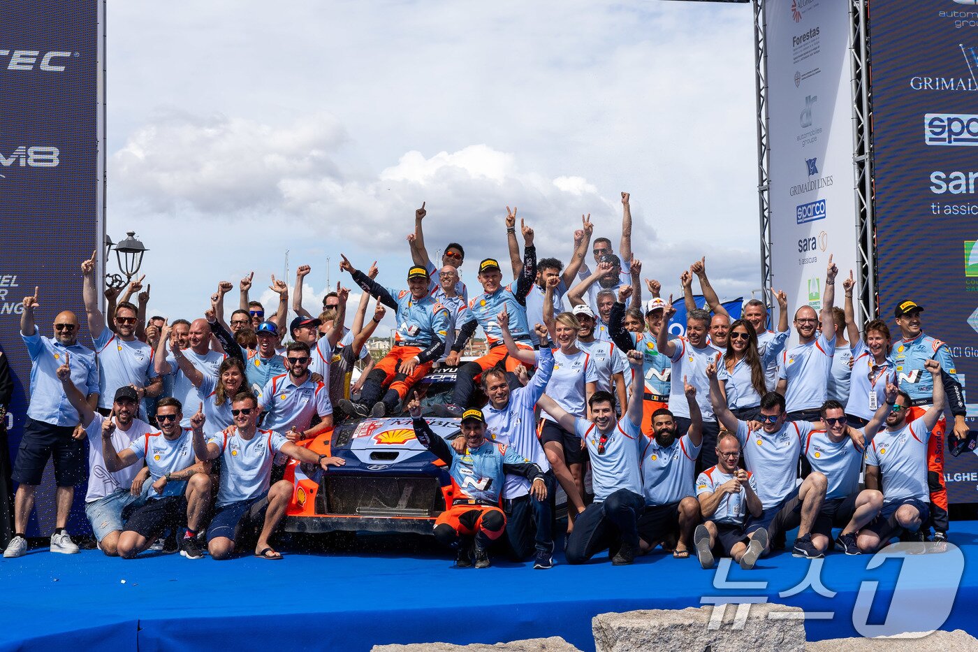 본문 이미지 - 현대자동차는 지난달 30일부터 2일까지 이탈리아 사르데냐에서 열린 ‘2024 WRC(월드랠리챔피언십)’ 시즌 6라운드에서 현대 월드랠리팀이 우승을 차지했다고 3일 밝혔다. 현대 월드랠리팀이 우승을 기념하고 있다. (현대차 제공) 2024.6.3/뉴스1