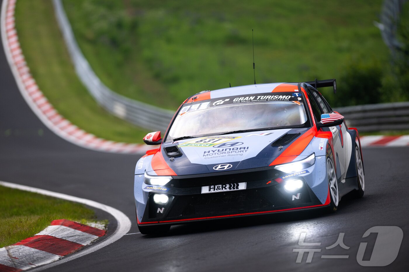본문 이미지 -  2024 뉘르부르크링 24시에서 질주하는 Elantra N TCR.(현대차 제공)