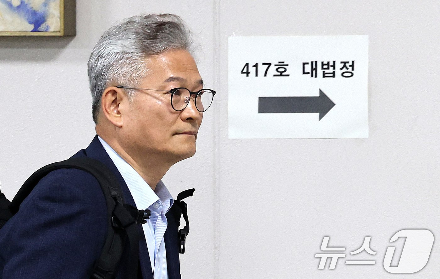 본문 이미지 - 돈봉투 의혹을 받고 있는 송영길 소나무당 대표가 3일 오전 서울 서초구 서울중앙지방법원에서 열린 1심 속행 공판에 출석하고 있다. 2024.6.3/뉴스1 ⓒ News1 박지혜 기자