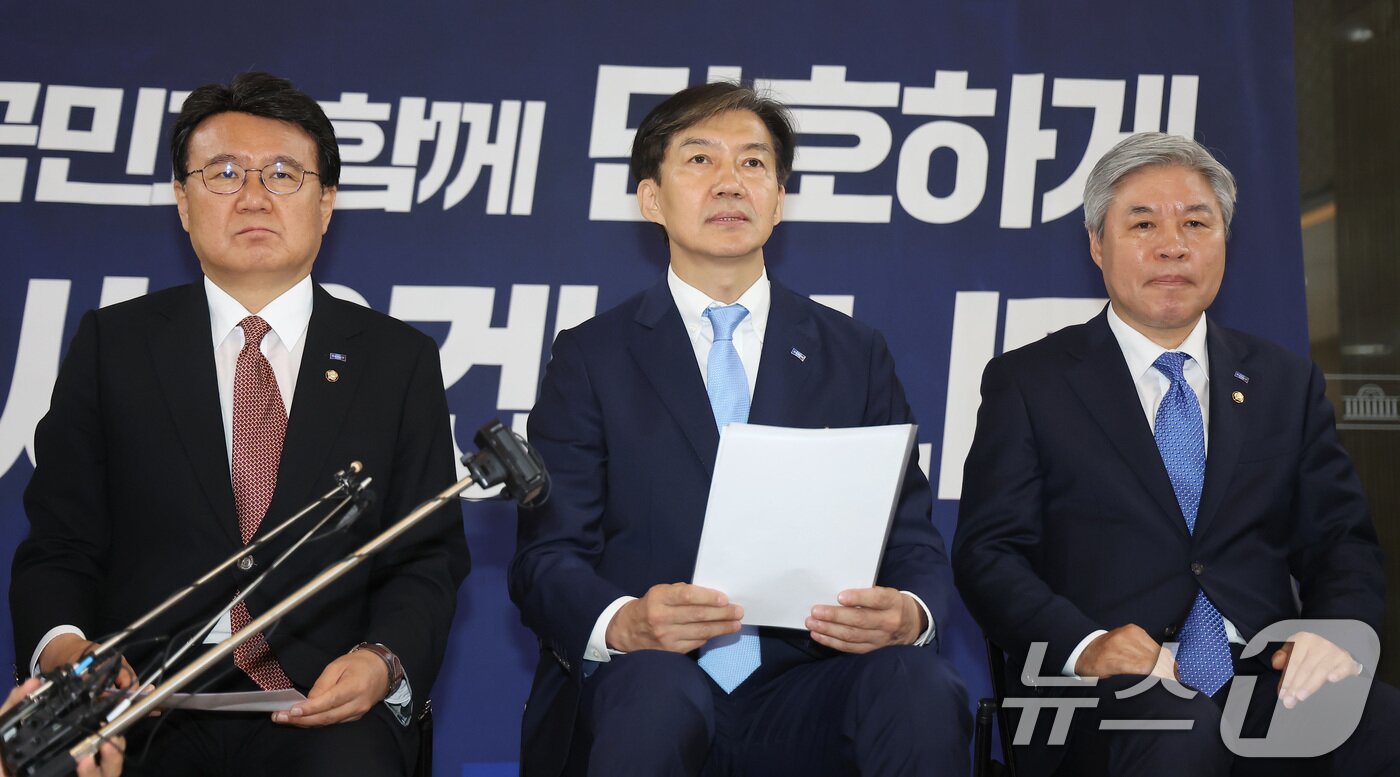 본문 이미지 - 조국 조국혁신당 대표가 3일 오전 서울 여의도 국회 로텐더홀에서 열린 최고위원회의에서 발언하고 있다. 최고위회의는 각 당마다 마련된 회의실에서 진행되지만, 조국혁신당은 의석 수를 고려하지 않은 국회사무처의 사무실 배정에 항의해 입주를 거부하고 있다. 2024.6.3/뉴스1 ⓒ News1 김민지 기자